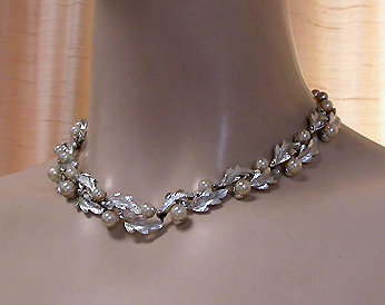 a beautiful vintage costume jewelry necklace unsigned