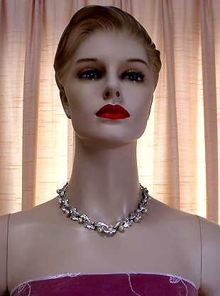 a beautiful vintage costume jewelry necklace unsigned