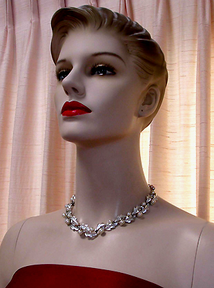 a beautiful vintage costume jewelry necklace unsigned
