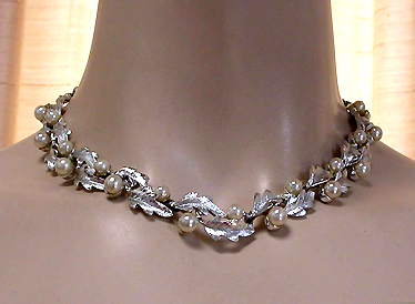 a beautiful vintage costume jewelry necklace unsigned