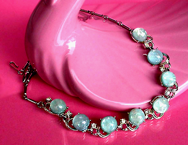 a beautiful vintage costume jewelry necklace unsigned