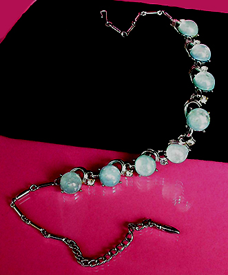 a beautiful vintage costume jewelry necklace unsigned