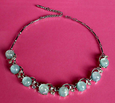 a beautiful vintage costume jewelry necklace unsigned