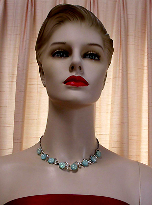 a beautiful vintage costume jewelry necklace unsigned