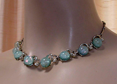 a beautiful vintage costume jewelry necklace unsigned