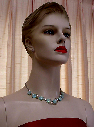 a beautiful vintage costume jewelry necklace unsigned