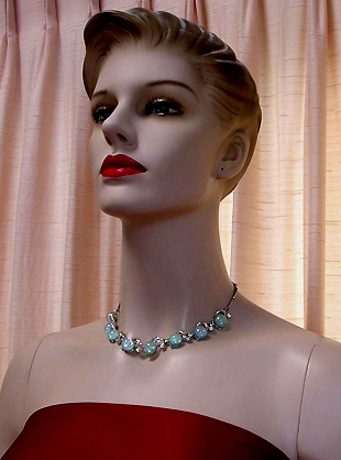 a beautiful vintage costume jewelry necklace unsigned