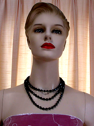 a beautiful vintage costume jewelry necklace unsigned