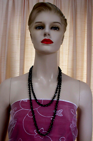 a beautiful vintage costume jewelry necklace unsigned
