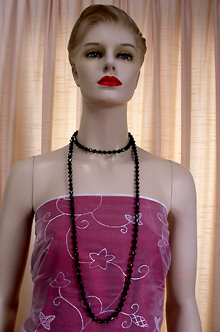 a beautiful vintage costume jewelry necklace unsigned