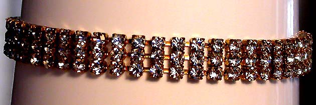 a beautiful vintage costume jewelry necklace unsigned
