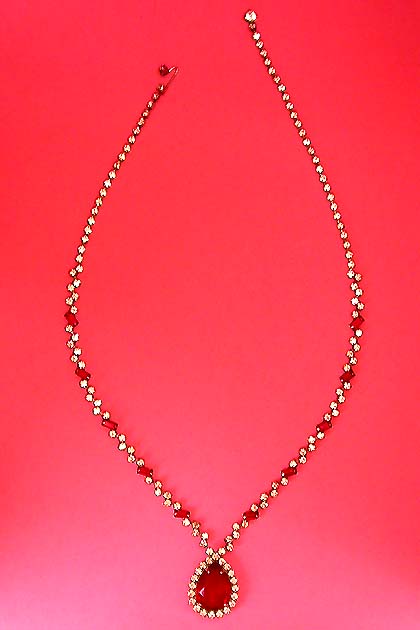 a beautiful vintage costume jewelry necklace unsigned