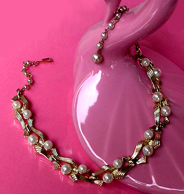 a beautiful vintage costume jewelry necklace unsigned