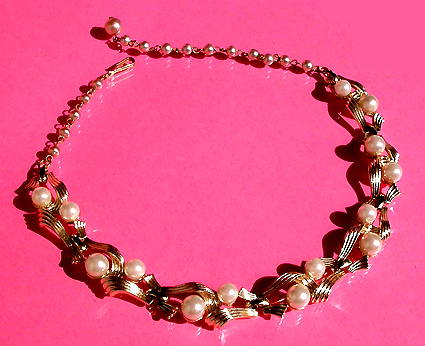 a beautiful vintage costume jewelry necklace unsigned