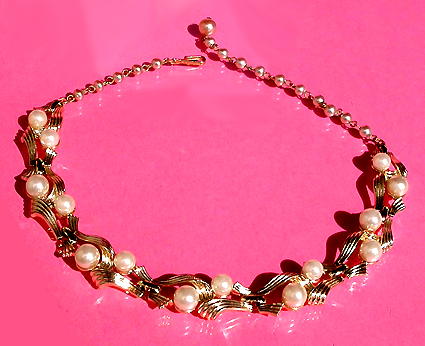 a beautiful vintage costume jewelry necklace unsigned