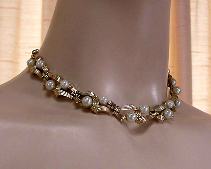 a beautiful vintage costume jewelry necklace unsigned
