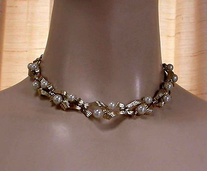 a beautiful vintage costume jewelry necklace unsigned