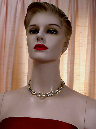 a beautiful vintage costume jewelry necklace unsigned