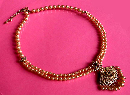 a beautiful vintage costume jewelry necklace unsigned