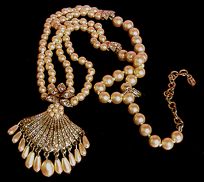 a beautiful vintage costume jewelry necklace unsigned