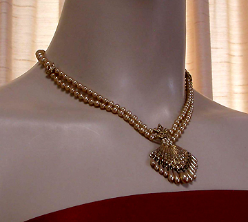 a beautiful vintage costume jewelry necklace unsigned