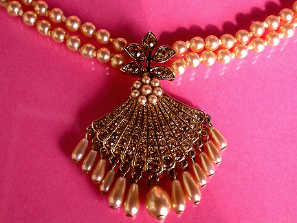 a beautiful vintage costume jewelry necklace unsigned