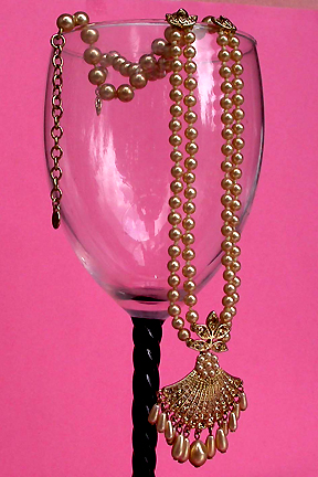 a beautiful vintage costume jewelry necklace unsigned