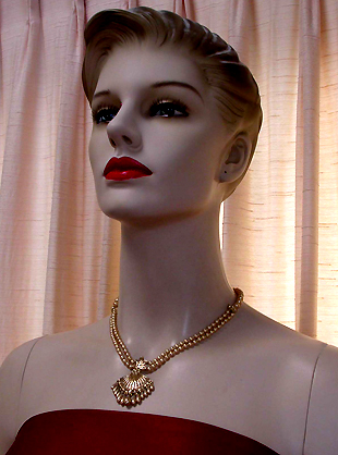 a beautiful vintage costume jewelry necklace unsigned