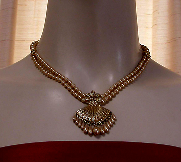 a beautiful vintage costume jewelry necklace unsigned