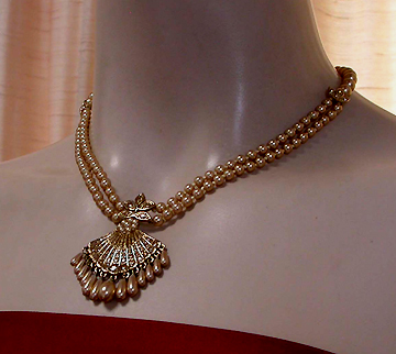 a beautiful vintage costume jewelry necklace unsigned