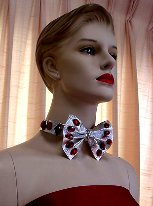 a beautiful vintage costume jewelry necklace unsigned