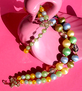 a beautiful vintage costume jewelry necklace unsigned