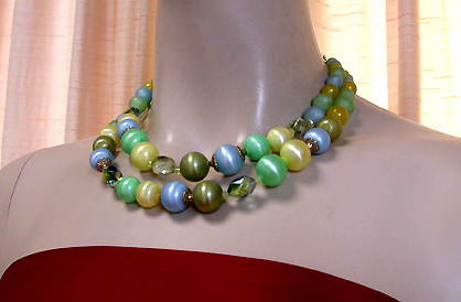 a beautiful vintage costume jewelry necklace unsigned