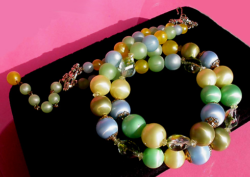 a beautiful vintage costume jewelry necklace unsigned