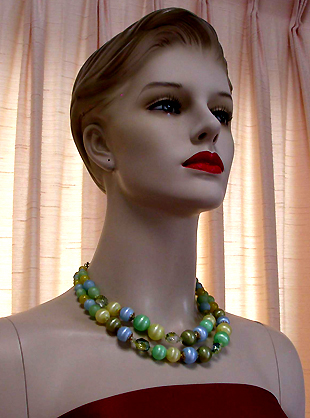 a beautiful vintage costume jewelry necklace unsigned