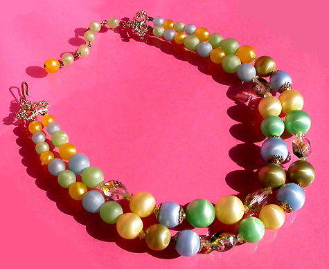 a beautiful vintage costume jewelry necklace unsigned