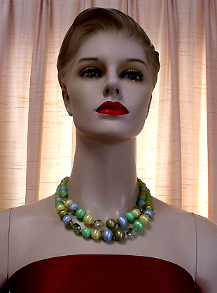 a beautiful vintage costume jewelry necklace unsigned