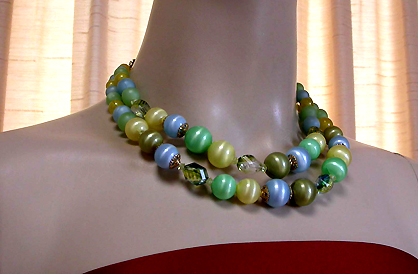 a beautiful vintage costume jewelry necklace unsigned