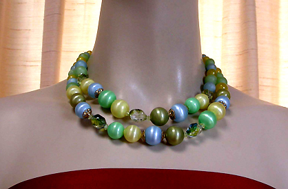 a beautiful vintage costume jewelry necklace unsigned