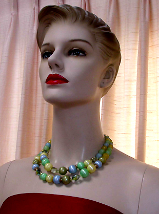 a beautiful vintage costume jewelry necklace unsigned
