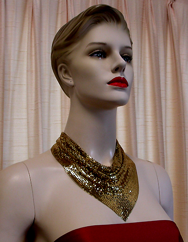 a beautiful vintage costume jewelry necklace unsigned