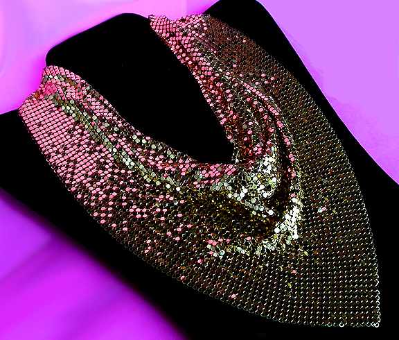 a beautiful vintage costume jewelry necklace unsigned