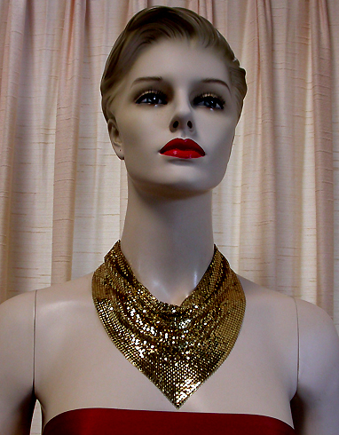 a beautiful vintage costume jewelry necklace unsigned