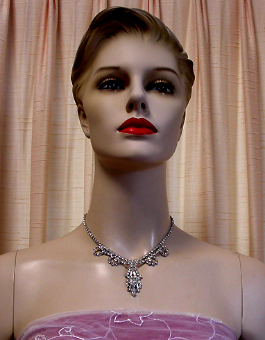 a beautiful vintage costume jewelry necklace unsigned