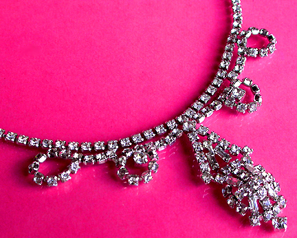 a beautiful vintage costume jewelry necklace unsigned
