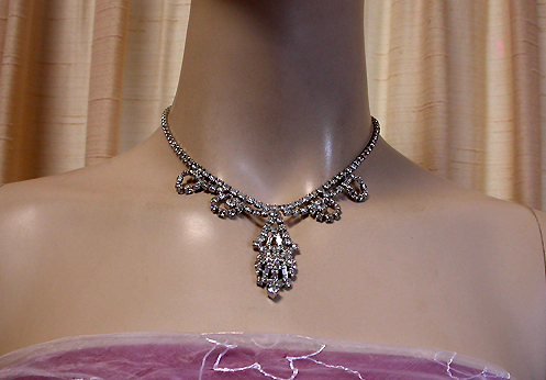 a beautiful vintage costume jewelry necklace unsigned