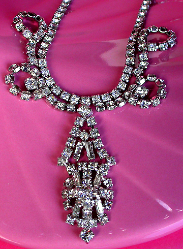 a beautiful vintage costume jewelry necklace unsigned