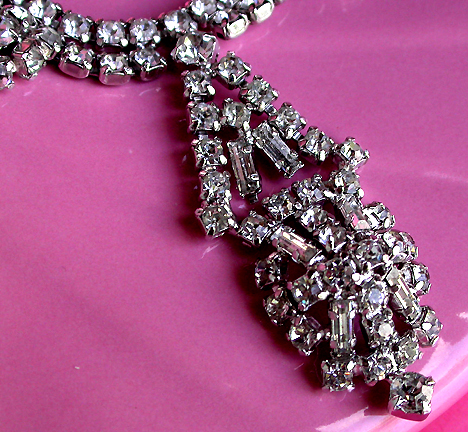 a beautiful vintage costume jewelry necklace unsigned