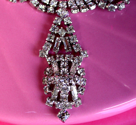 a beautiful vintage costume jewelry necklace unsigned
