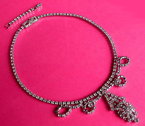 a beautiful vintage costume jewelry necklace unsigned